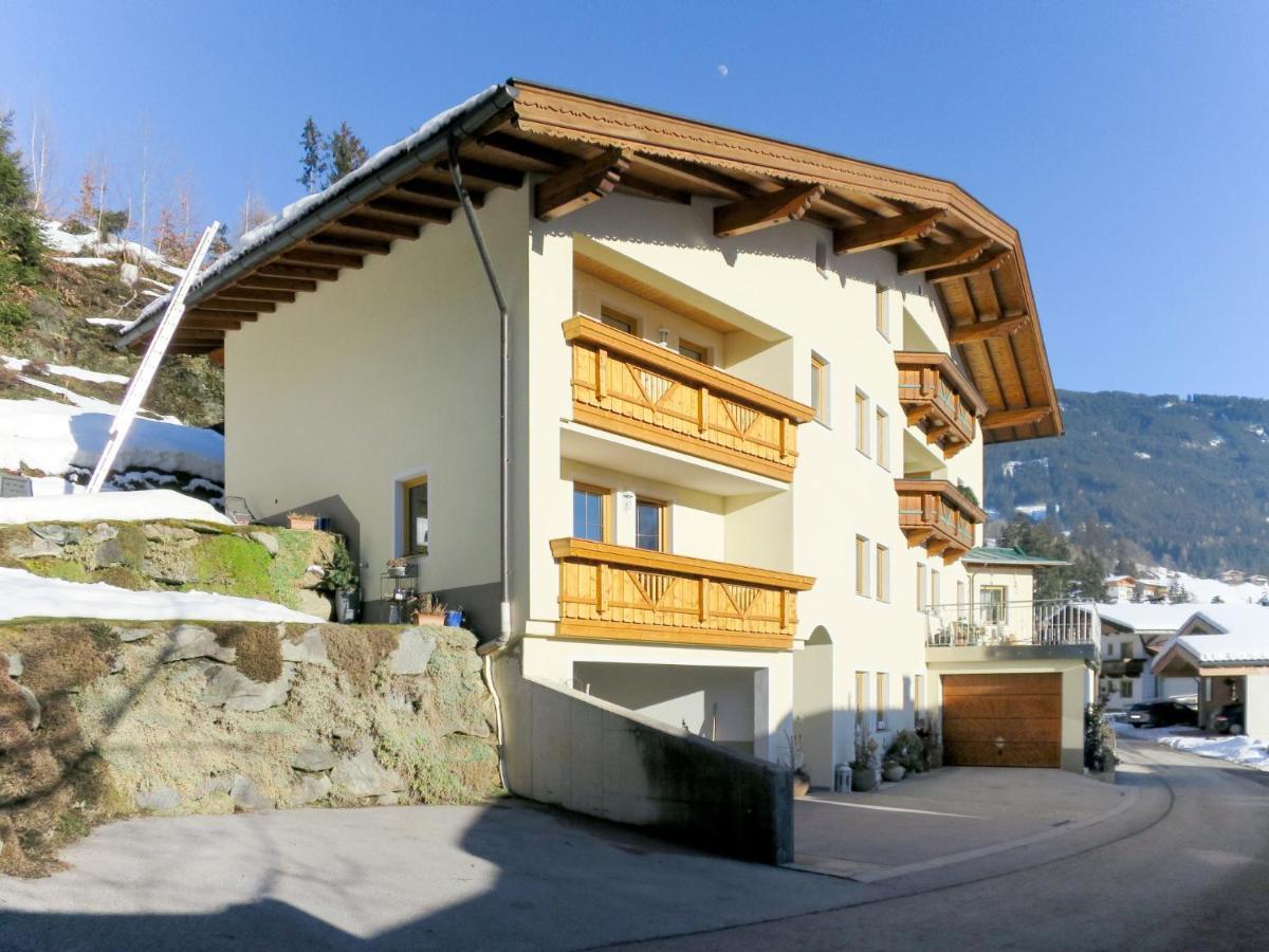 Lisi - Suz372 By Interhome